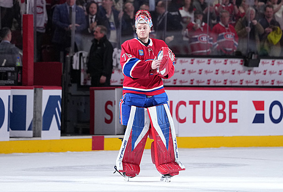 Jakub Dobe� slaví s fanou�ky Montreal Canadiens.