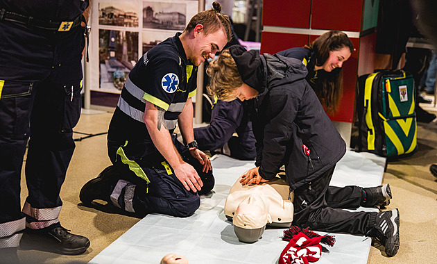 Ferrari v hale, boj s noční můrou či pocta Nečasovi. Jak hokejová Sparta vzdala hold