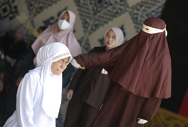 Indonésanka dostala 140 ran holí za nemanželský sex, v bolestech omdlela