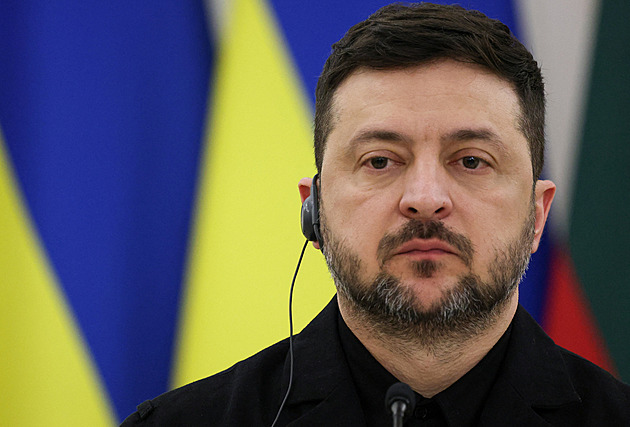 Ve válce padlo kolem 55 tisíc ukrajinských vojáku, řada se pohřešuje, uvedl Zelenskyj