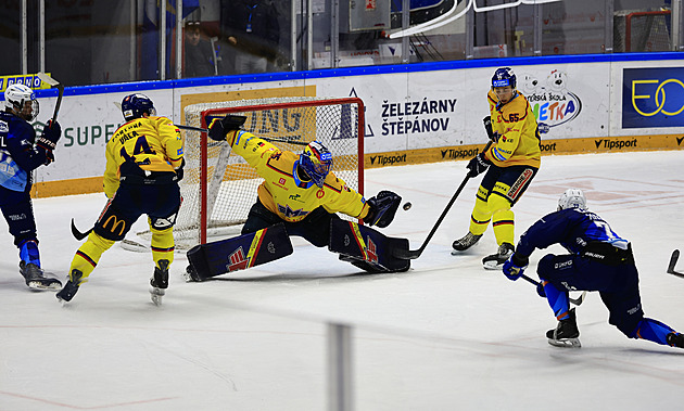Hokejová chytrost. Asi je vidět, kdo je střelec, bavil se Král po pasu Zábranského