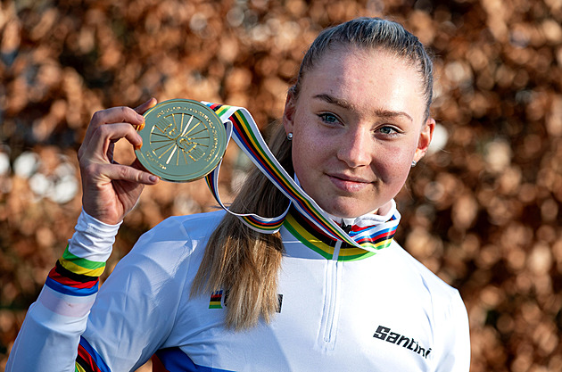 Cyklokros, bike? Bukovská září na všem. Jak Česku roste výjimečný talent