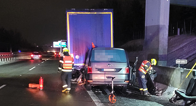 Devět zraněných u Frýdku-Místku, na obchvatu se srazila dodávka s kamionem