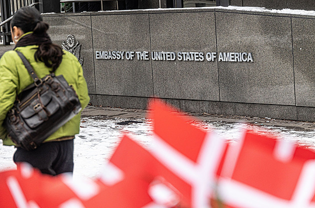 Američané naštvali Dány. Od ambasády odstranili vlajky přinesené veterány