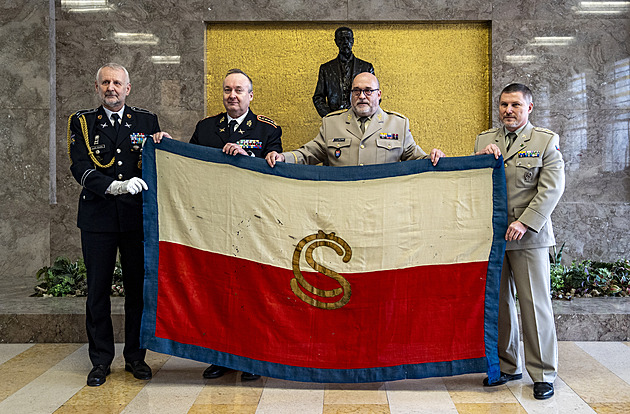 Vlajka starší než stát. Prezident přivezl z Říma nejstarší československý prapor