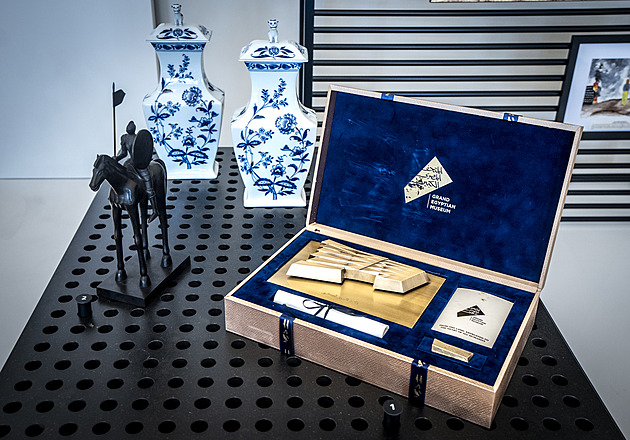 Skleněná pistole či mongolský meč. Hrad vystavuje dary pro prezidenta