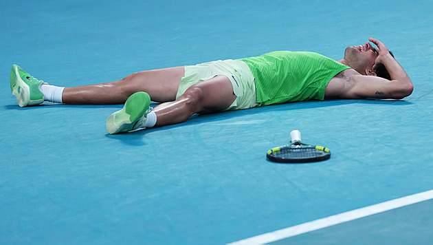 Alcaraz zvracel a sotva chodil. Když se nechal ošetřit, Zverev se zlobil: Blbost!