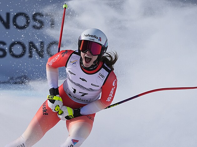 Malorie Blancov� slav� po dojezdu do c�le super-G Sv�tov�ho poh�ru v Crans...