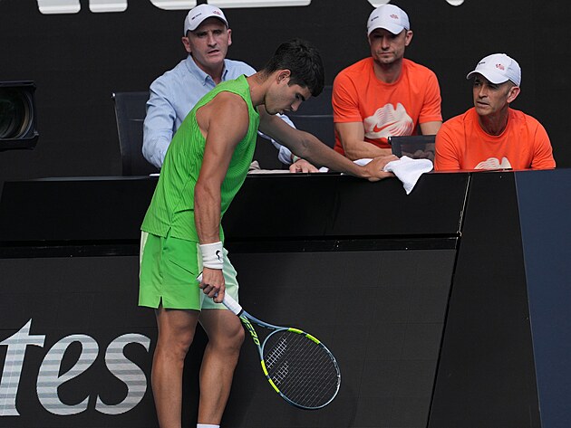 Carlose Alcaraze tr�p� v semifin�le Australian Open zran�n�.