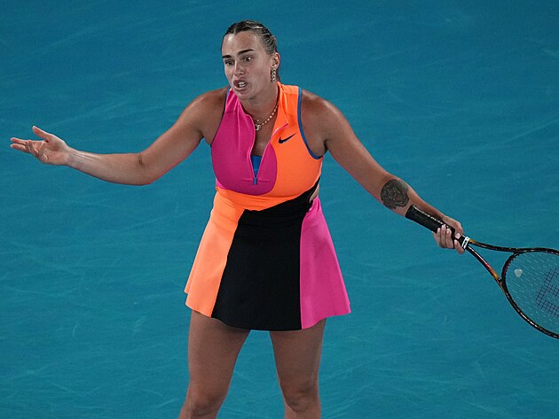 Aryna Sabalenkov� se zlob� ve fin�le Australian Open.