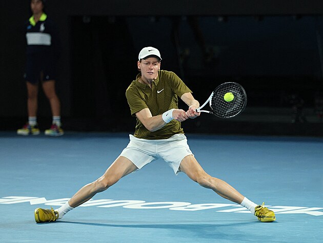 Jannik Sinner odehr�v� m��ek v semifin�le Australian Open.