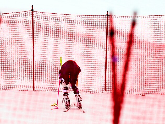 Ameri�anka Lindsey Vonnov� sj�d� po trati v Crans Montan�, z�vod kv�li p�du...