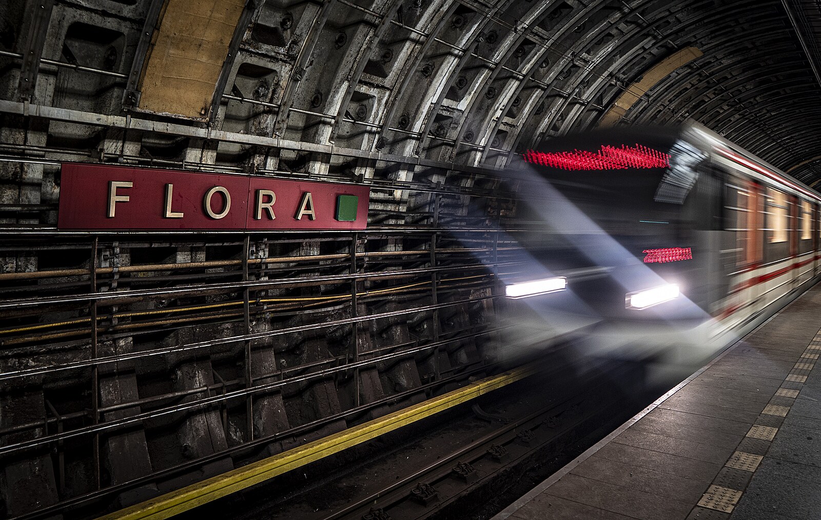 OBRAZEM: Odhalená Flora. Stanice metra před roční rekonstrukci ukázala útroby