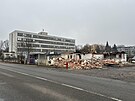 Demolice p��zemn�ch objekt� ve dvo�e u kancel��sk� budovy u� za�ala. (leden...
