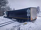 Kamion uv�zl na �elezni�n�m p�ejezdu. (30. ledna 2026)
