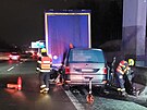 Hasi�i p�i z�sahu nehody dod�vky a n�kladn�ho vozu na obchvatu Fr�dku-M�stku....