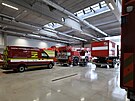 V gar��ch nov� z�kladny dr�n�ch hasi�� v Chebu parkuje 14 z�sahov�ch vozidel.