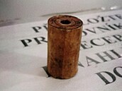 Trhavina typu TNT, kterou mu� v Uherském Hradi�ti p�inesl na odd�lení policie....