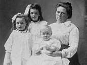 Belle Gunnessová s d�tmi. Philip (na klín�) je z man�elství z Gunnessem, Myrtle...