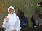 Mravnostní policie v indonéském Banda Acehu trestá 140 ranami holí �enu, která...