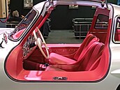 Mercedes-Benz 300 SL Gullwing na pa�í�ském veteránském autosalonu Rétromobile...