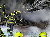 Hasi�i zasahují u po�áru rodinného domu v Dob�icích na Nymbursku. (31. ledna...