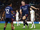 Úto�ník Viktor Gyökeres z Arsenalu (vpravo) se raduje z gólu v utkání proti...