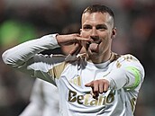 Spar�anský k�ídelník Luká� Haraslín oslavuje sv�j gól proti Dukle.