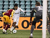 Spar�anský k�ídelník Joao Grimaldo se sna�í p�ejít p�es Erika Hunala z Dukly.