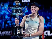 Jelena Rybakinová pózuje s trofejí pro vít�zku Australian Open.