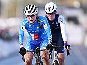 Barbora Bukovská a Lise Revolová v závod� juniorek na mistrovství sv�ta.