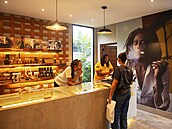 Obchod s konopím v muzeu Boba Marleyho v Kingstonu na Jamajce (14. �íjna 2023)