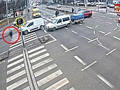 Chodkyn� na p�echodu vb�hla p�ímo pod auta, jedno ji srazilo