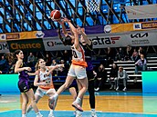 Basketbalistka Anna Jedli�ková nají�dí do ko�e Slovanky.