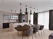 Hlavnímu obytnému prostoru dominuje oblý kuchy�ský ostr�vek z travertinu a...