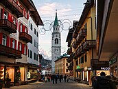 Hlavní nákupní t�ída Corso Italia v alpském st�edisku Cortina d�Ampezzo.