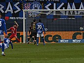 Hradec Králové inkasuje gól v utkání s Olomoucí.