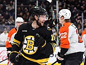 Pavel Zacha (18) z Boston Bruins slaví sv�j gól v zápase s Philadelphia Flyers.