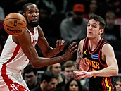 Vit Krej�í (vpravo) z Atlanta Hawks p�ihrává v zápase s Houston Rockets, mí�...