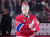 Jakub Dobe� slaví s fanou�ky Montreal Canadiens.