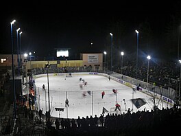 Hokejový zápas pod �irým nebem v Povrlech, hlavní zápas Chomutov - Litom��ice.