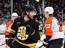 Pavel Zacha (18) z Boston Bruins slaví sv�j gól v zápase s Philadelphia Flyers.