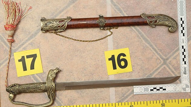 Hádka opilého páru se zvrhla. Muž bodl družku okrasnou šavlí, je obviněn z vraždy