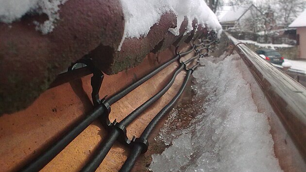 Kabely se instaluj� p��mo do okapov�ho syst�mu, kde udr�uj� vodu v tekut�m stavu i b�hem mraz�k�.