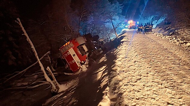 Sedm zraněných hasičů po nehodě na Děčínsku. Cisterna se převrátila na bok