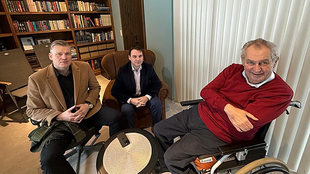 B�val� prezident Milo� Zeman se ve sv�m s�dle v L�nech se�el s ministrem zahrani�� Petrem Macinkou a poslancem Filipem Turkem. (31. ledna 2026)