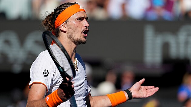 Alexander Zverev se zlob� v semifin�le Australian Open.
