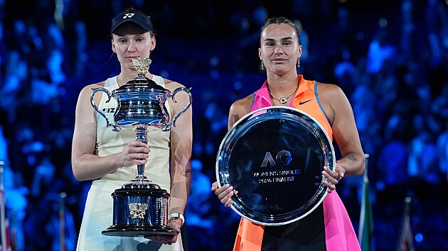 Jelena Rybakinov� (vlevo) p�zuje s trofej� pro v�t�zku Australian Open, vedle...