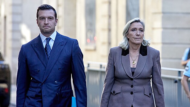 P�edseda francouzsk�ho N�rodn�ho sdru�en� Jordan Bardella s b�valou p�edsedkyn� strany Marine Le Penovou. (17. z��� 2025)