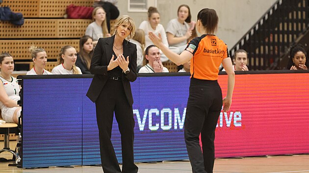 Ostravsk� tren�rka Iveta Ra�kov� debatuje s rozhod�� Veronikou V�vrovou.